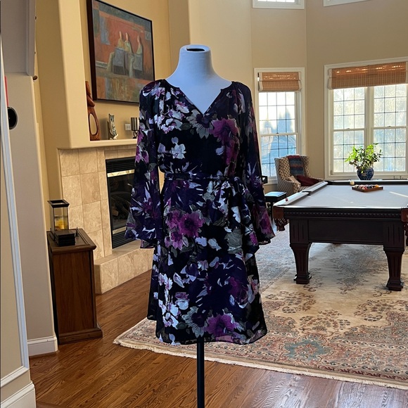 Floral V-Neck Long-Sleeve Wrap Dress in Purple and Black - Picture 4 of 6